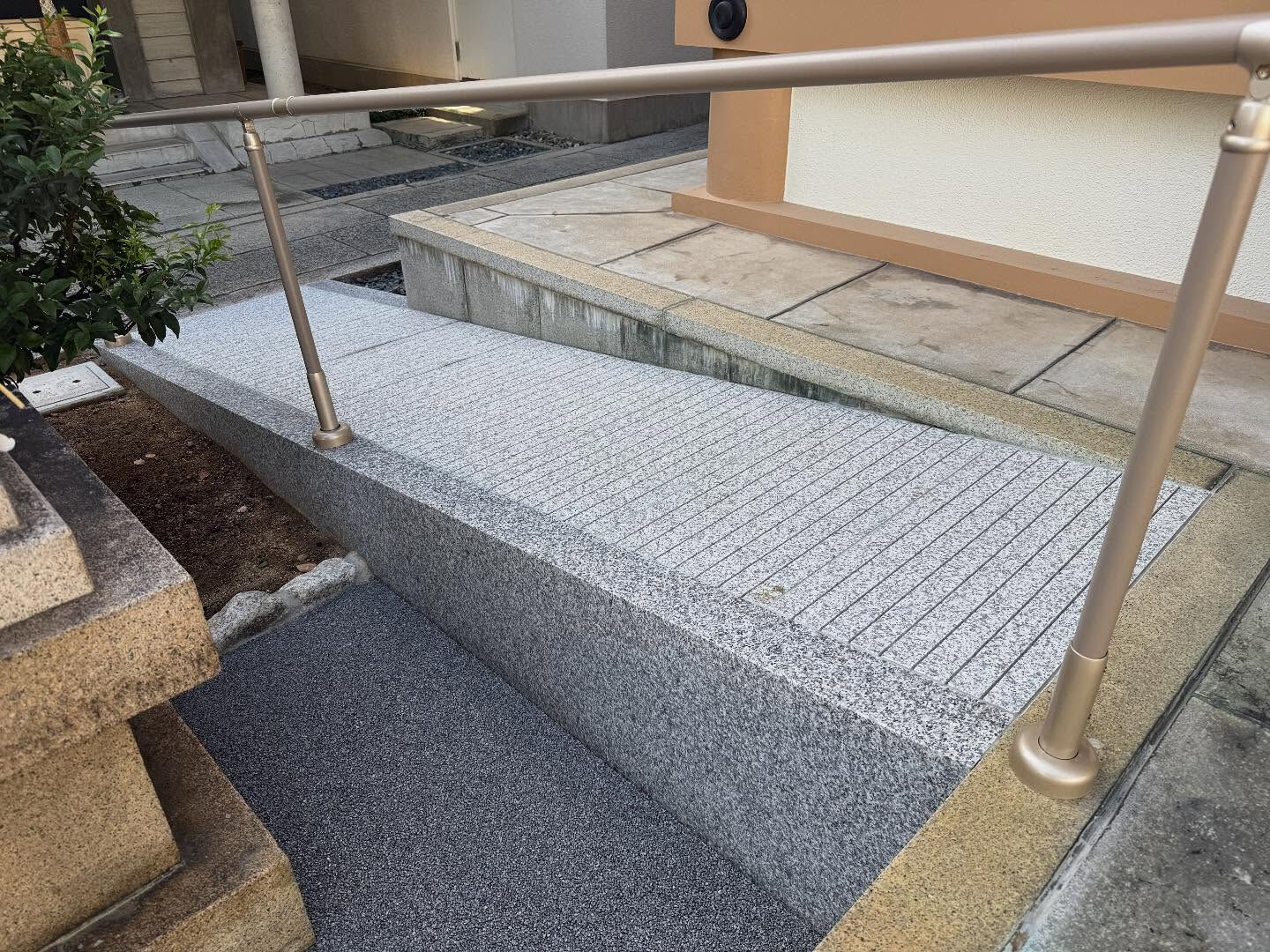 神戸市灘区の徳井神社⛩️本殿横に石製スロープと狛犬周囲に防草