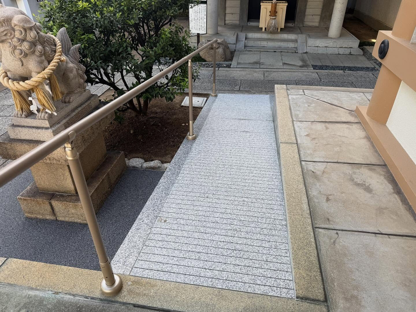 神戸市灘区の徳井神社⛩️本殿横に石製スロープと狛犬周囲に防草