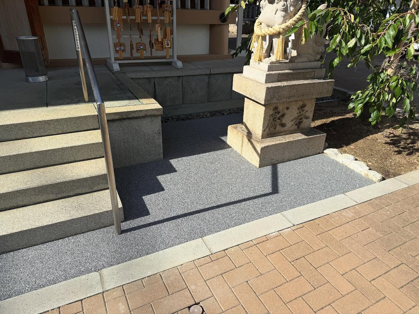 神戸市灘区の徳井神社⛩️本殿横に石製スロープと狛犬周囲に防草