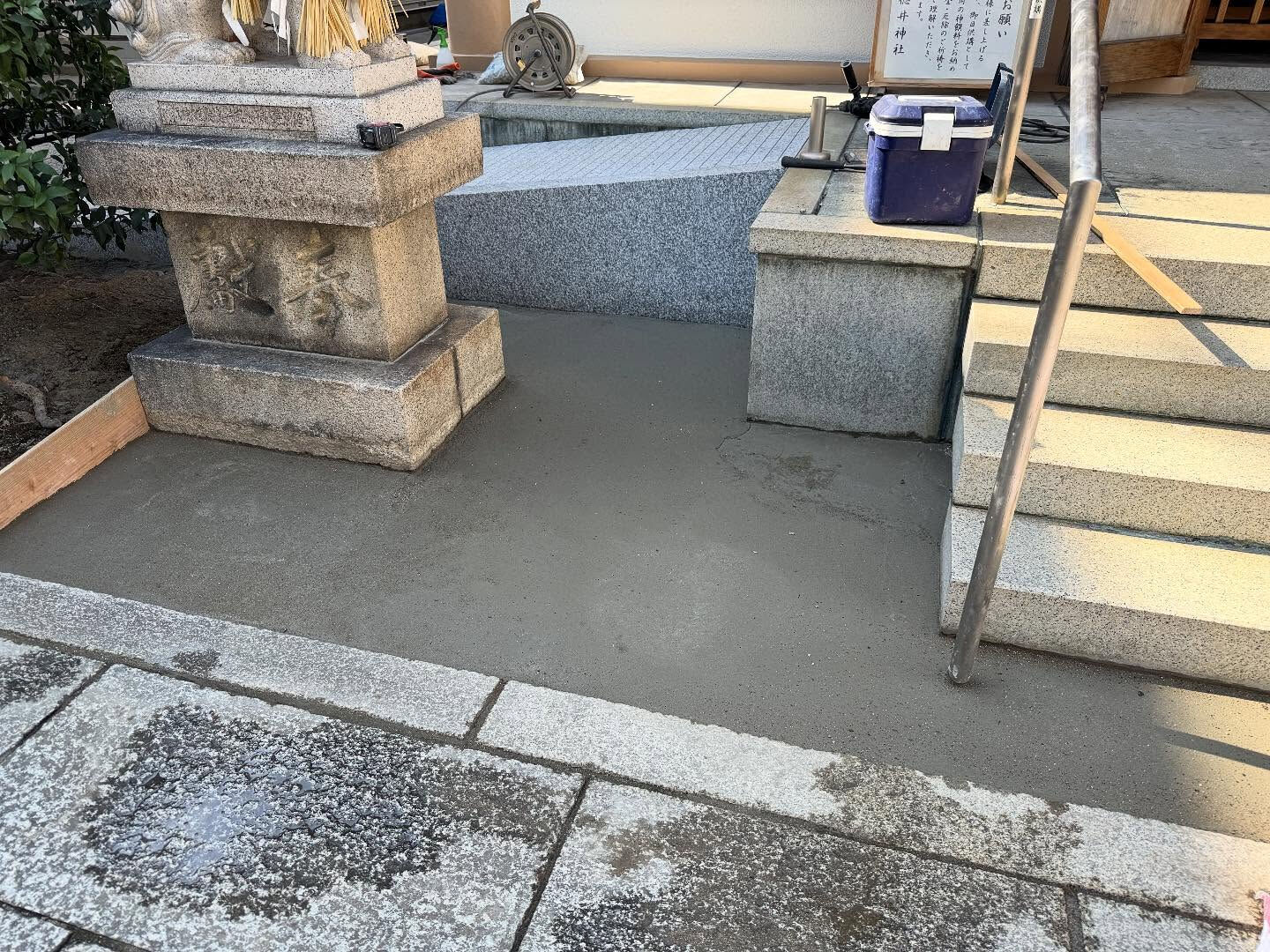 神戸市灘区の徳井神社⛩️本殿横に石製スロープと狛犬周囲に防草