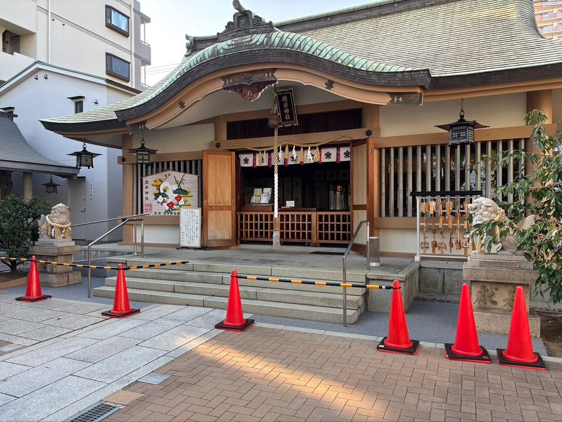 神戸市灘区の徳井神社⛩️本殿横に石製スロープと狛犬周囲に防草
