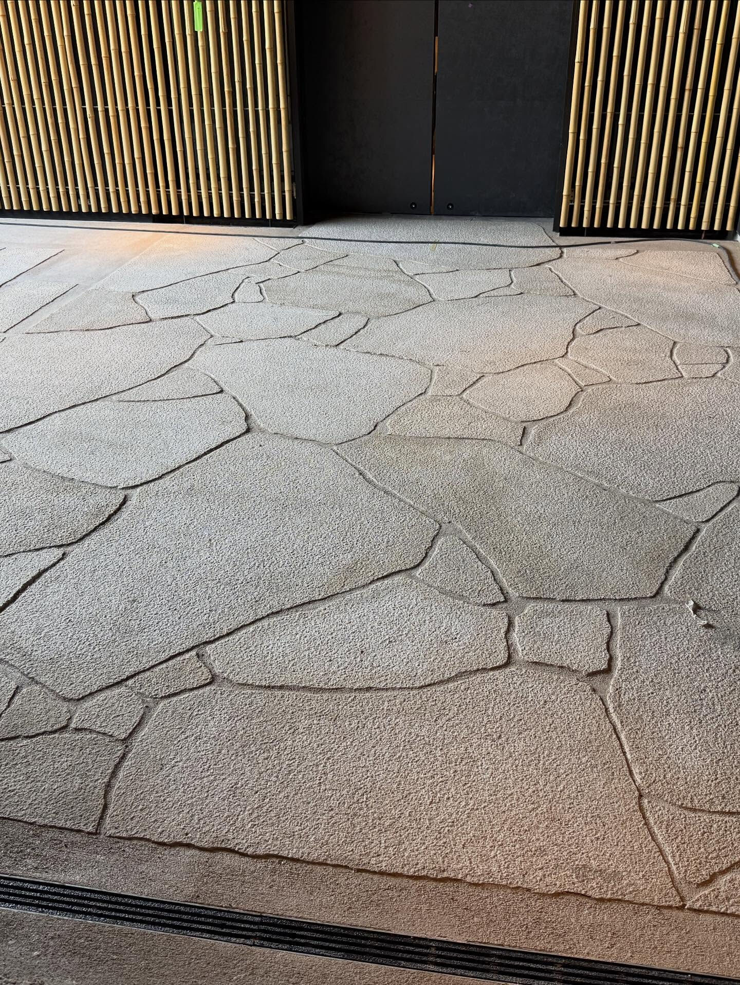 猛暑の中通った京都新設ホテルの回廊石張り工事　酷暑の中の作業