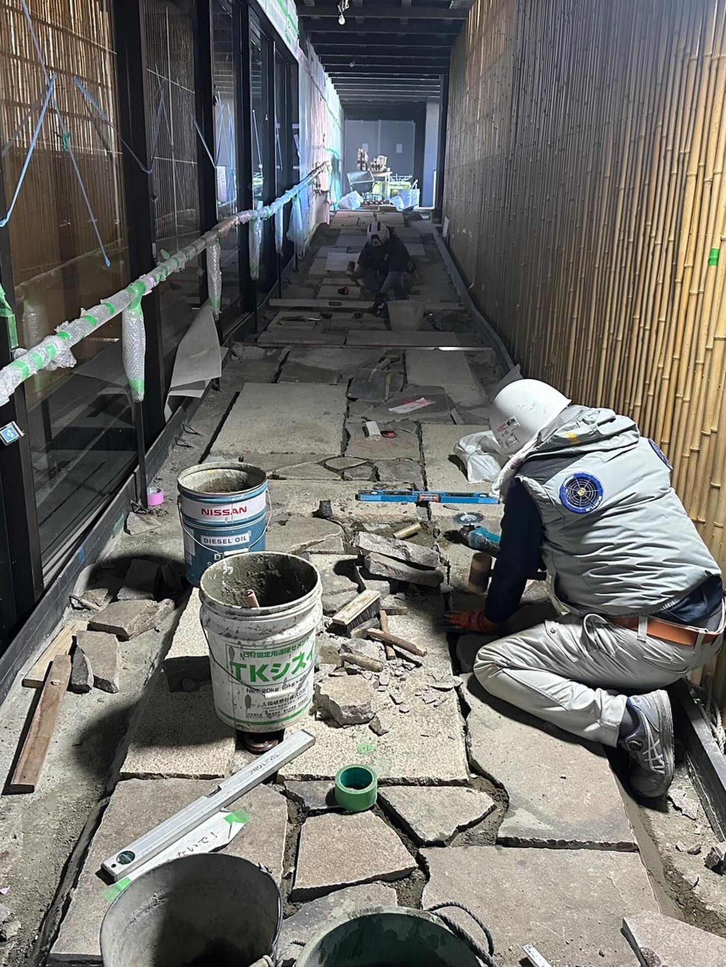 猛暑の中通った京都新設ホテルの回廊石張り工事　酷暑の中の作業