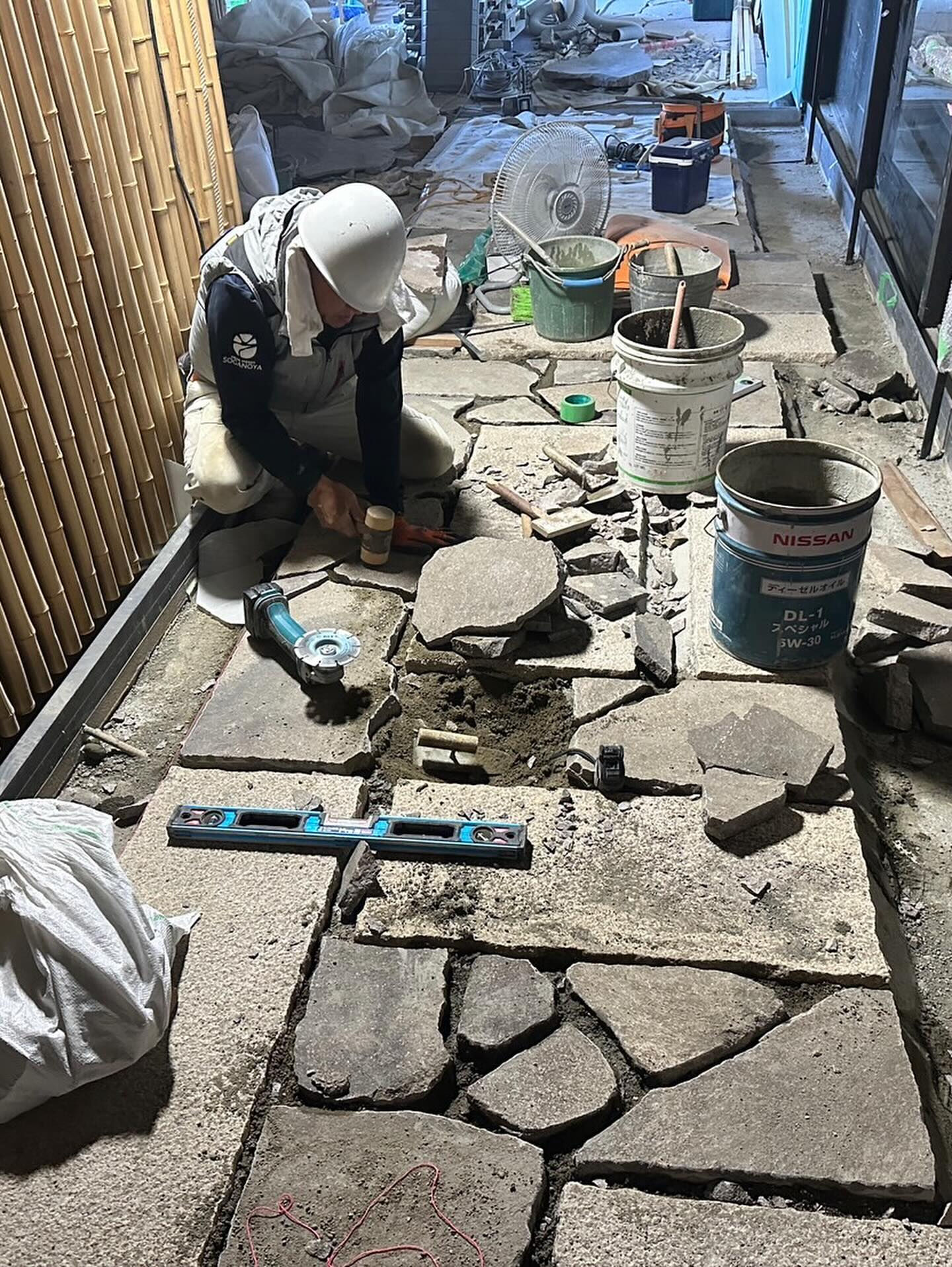 猛暑の中通った京都新設ホテルの回廊石張り工事　酷暑の中の作業