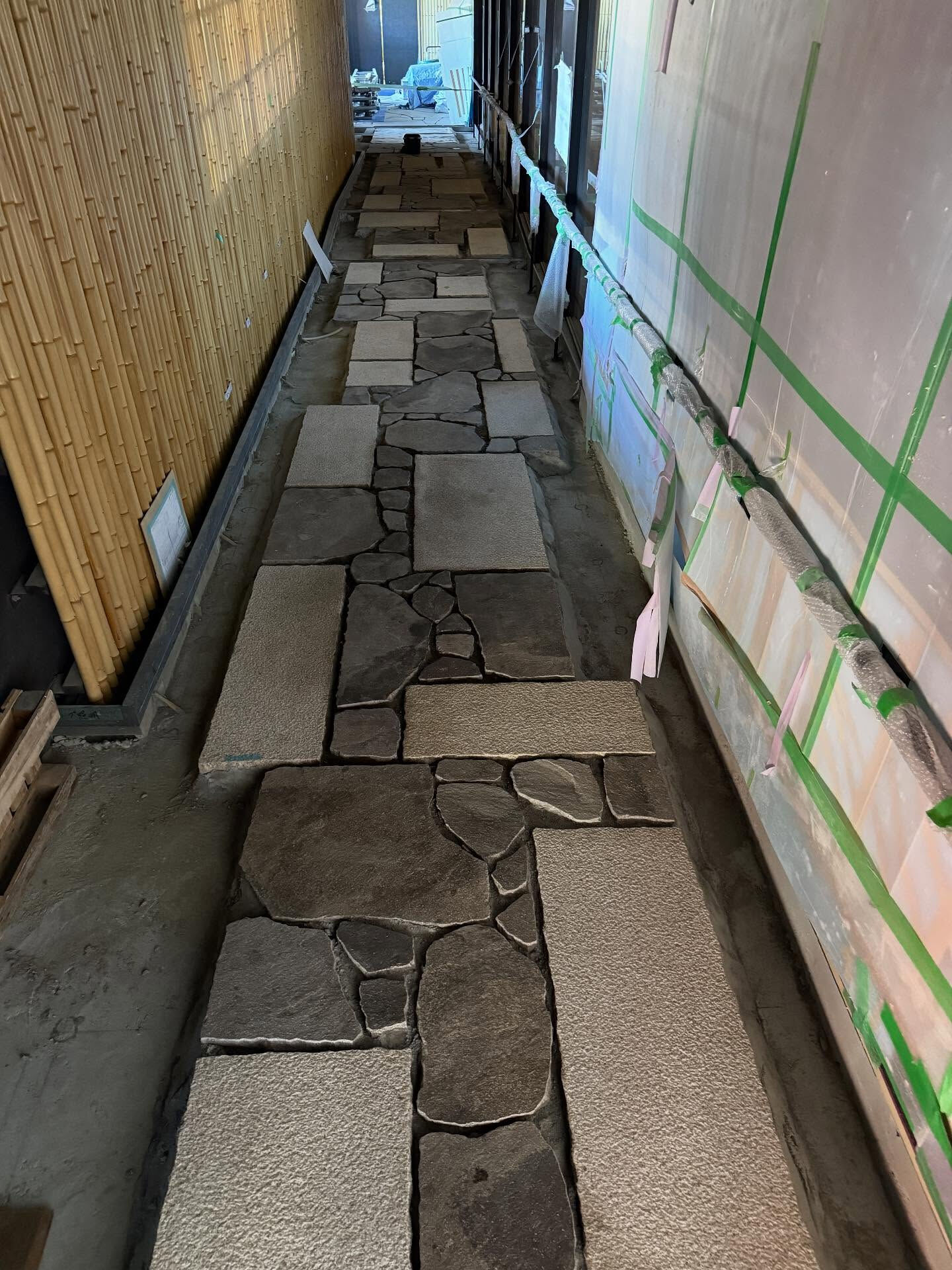 猛暑の中通った京都新設ホテルの回廊石張り工事　酷暑の中の作業
